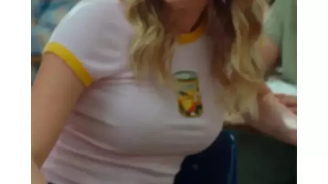 Camiseta Peaches usada por Becca (Savanna Gann) en English Teacher (S01)