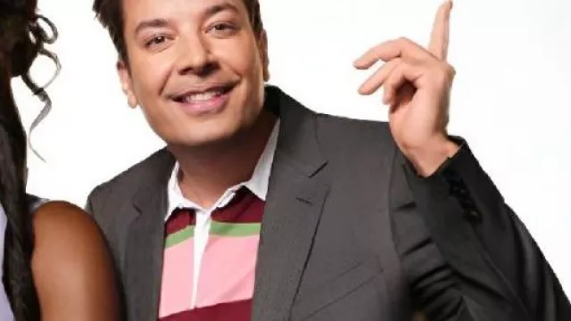 Camiseta Polo a Rayas Rosa y Roja de On Brand usada por el Self - Host (Jimmy Fallon) como se ve en On Brand with Jimmy Fallon (S01E08)