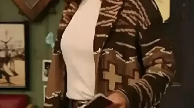 Cárdigan estampado usado por (Reba McEntire) en The Voice