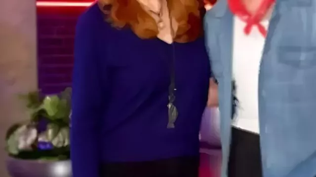 Suéter azul con puño de plumas usado por (Reba McEntire) en The Voice