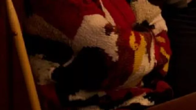 Pull rouge à motifs porté par Becka Garvey (Eve Hewson) dans Bad Sisters