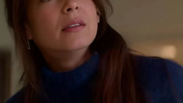 Kristin Kreuk Asesinato en un pueblo pequeño Suéter de cuello alto azul marino S02 usado por Kristin Kreuk como se ve en Asesinato en un pueblo pequeño (2024)