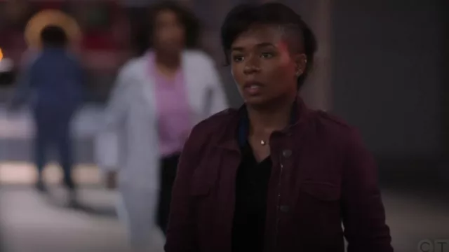 Lucky Brand Burgundy Mlitary Jacket portée par Simone Griffith (Alexis Floyd) comme on le voit dans Grey’s Anatomy (S22E01)