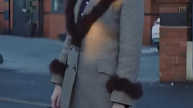 Abrigo largo usado por Evie (Aimee Lou Wood) en Film Club