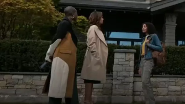 Avec Les Filles Wavy Colorblock Coat porté par le détective Kemi Adebayo (Adeola Role) comme on le voit dans Alert : Missing Persons Unit (S03E01)