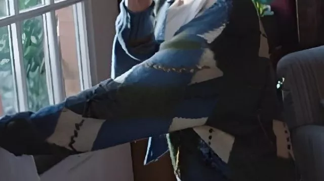 Cárdigan colorblock usado por Evie (Aimee Lou Wood) en Film Club