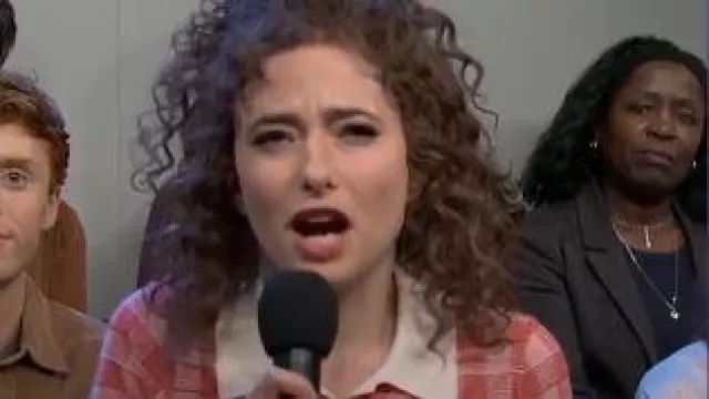 Polo vichy rétréci porté par Sarah Sherman comme on le voit dans Saturday Night Live (S51E02)