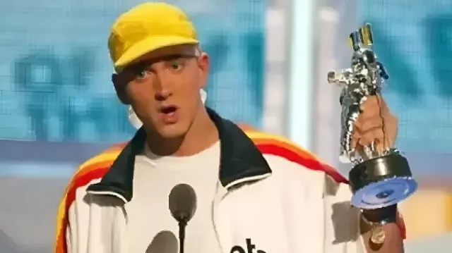 Chaqueta blanca de Eminem PnB Nation usada por Eminem en Esto es difícil de ver .. Eminem abucheado en los MTV VMA Awards 2002