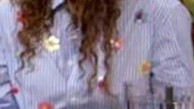 Camisa adornada con botones usada por Self - Presentadora (Drew Barrymore) en The Drew Barrymore Show