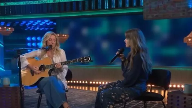 Rag and Bone Logan Floral Cutout Mid Rise Mid Rise Wide Leg Jeans porté par Kelly Clarkson tel que vu dans The Kelly Clarkson Show le 7 octobre 2025