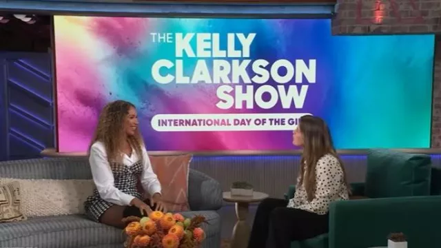 Minivestido de cóctel con cuello halter de tweed metálico de Nadine Merabi usado por Leona Lewis como se ve en The Kelly Clarkson Show el 10 de octubre de 2025