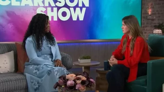Oscar de la Renta Vestido midi sin mangas de mezclilla estampado de flor de cerezo usado por Shonda Rhimes como se ve en The Kelly Clarkson Show el 14 de octubre de 2025