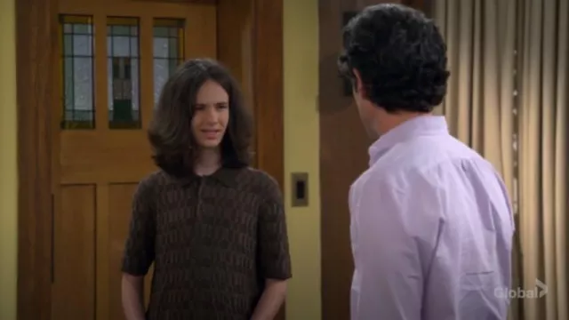 Gap Short Sleeve Sweater Knit Polo porté par Grover (Hank Greenspan) comme on le voit dans The Neighborhood (S08E01)