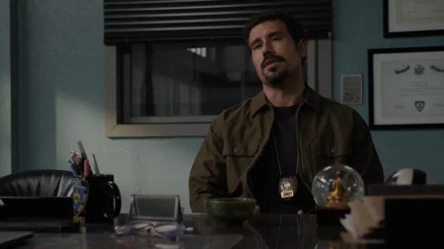 T-shirt Allsaints Ossage Crew Neck Slim Ramskull porté par Joe Velasco (Octavio Pisano) tel qu’on le voit dans Law & Order : Special Victims Unit (S27E03)