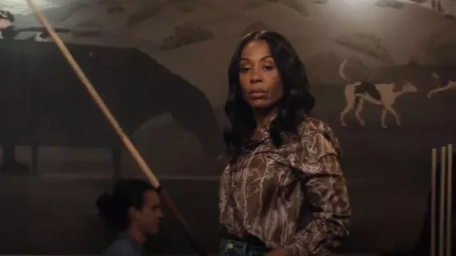 Blusa de seda con botones con estampado floral de Lafayette 148 New York usada por Mia Jordan (Karen Pittman) como se ve en The Morning Show (S04E05)