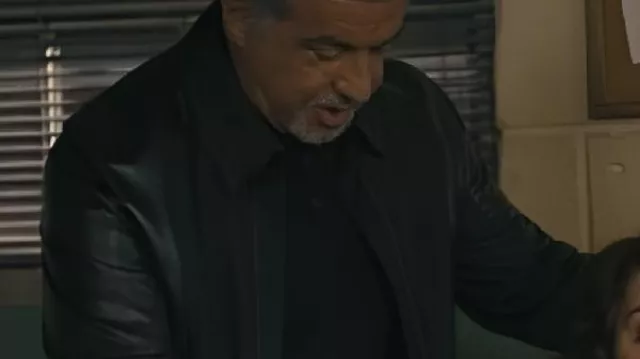 Chaqueta negra Tulsa King S03 Sylvester Stallone usada por Dwight 'The General' Manfredi (Sylvester Stallone) como se ve en Tulsa King (S03E01)