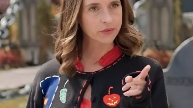 Haul Out the Halloween 2025 Eliza Hayes Maher Cardigan usado por Jess (Eliza Hayes Maher) en Haul Out the Halloween