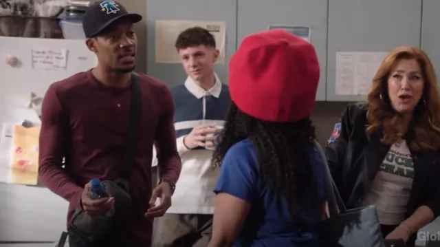 Bolso bandolera pequeño Nike Sportswear Essentials usado por Gregory Eddie (Tyler James Williams) como se ve en Abbott Elementary (S05E03)