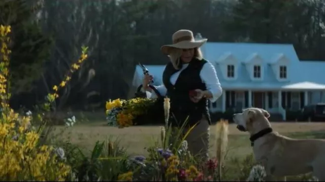 Gilet Barbour Calavary porté par Maggie Murdaugh (Patricia Arquette) tel qu’on le voit dans Murdaugh : Mort dans la famille (S01E01)