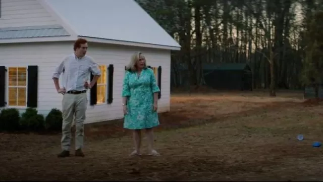 Sandales Tory Burch Miller Cloud portées par Maggie Murdaugh (Patricia Arquette) comme on le voit dans Murdaugh : Mort dans la famille (S01E01)