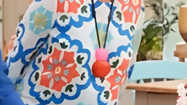 Blusa estampada colorida usada por Prue Leith en The Great British Bake Off