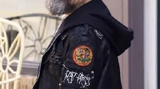 Blouson en cuir noir porté par Peter Dinklage dans The Lowdown