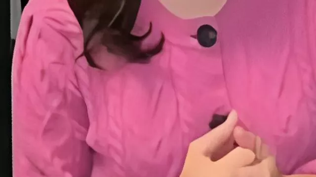 Cárdigan de punto rosa de Savannah Guthrie en Today 2025