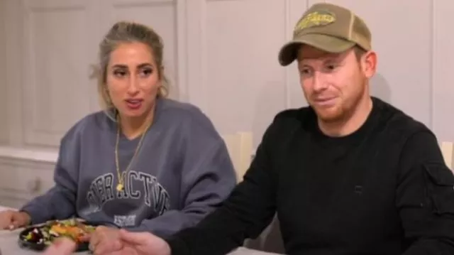 Sweat-shirt oversize porté par Stacey Solomon comme on le voit dans Stacey & Joe (S02E03)