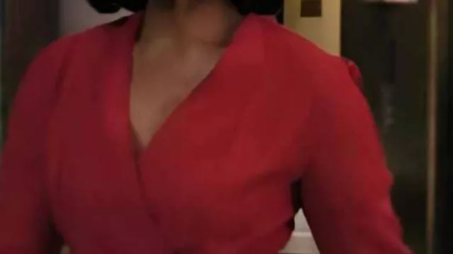 Chaqueta asimétrica roja usada por Mia Jordan (Karen Pittman) en la serie de televisión The Morning Show S04