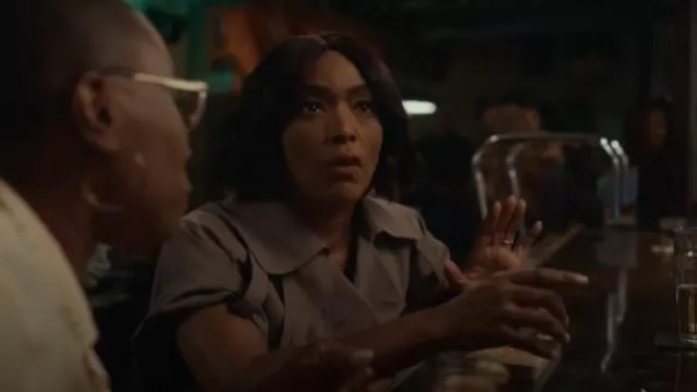 Top de manga corta Simkhai Axel usado por Athena Grant (Angela Bassett) como se ve en 9-1-1 (S09E02)