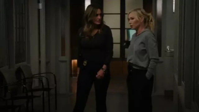 Karen Kane Pull côtelé à col en V porté par Olivia Benson (Mariska Hargitay) comme on le voit dans Law & Order : Special Victims Unit (S27E04)