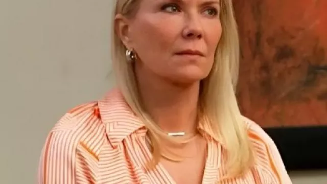 La chemise à imprimé géométrique orange Bold and the Beauty portée par Brooke Logan (Katherine Kelly Lang) comme on le voit dans The Bold and the Beautiful