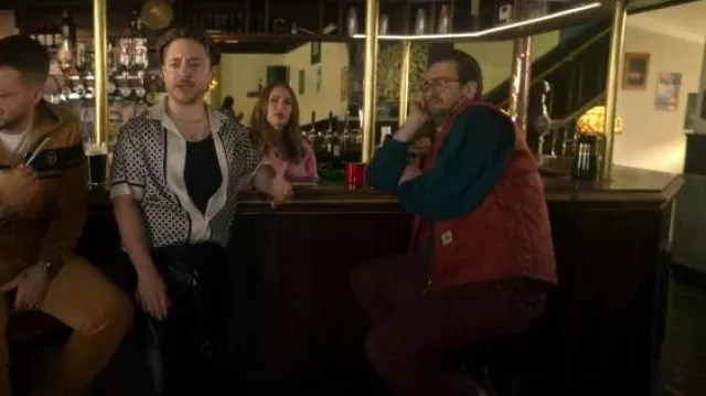 Gilet Carhartt Lachlan porté par Vincent « Vinnie » O’Neill (Joe Gilgun) comme on le voit dans Brassic (S07E02)