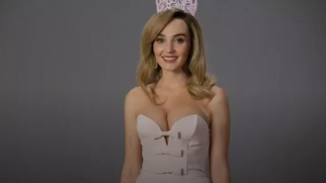 Amanda Uprichard Joselynne Robe midi en crêpe à nœud portée par Chloe Fineman comme on le voit dans Saturday Night Live (S50E07)