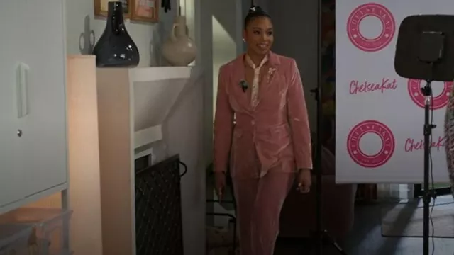 AS by DF Fiona Velvet Straight Leg Trouser porté par Chelsea Hamilton (RhonniRose Mantilla) comme on le voit dans Beyond the Gates (S01E139)