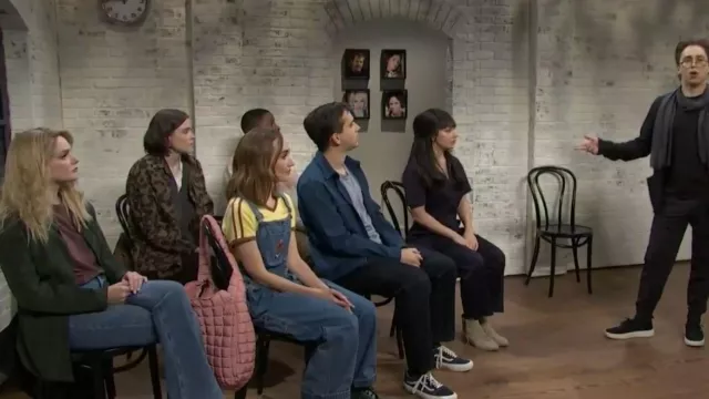 Sac fourre-tout Gañsda Puffer porté par Chloe Fineman vu dans Saturday Night Live (S50E07)