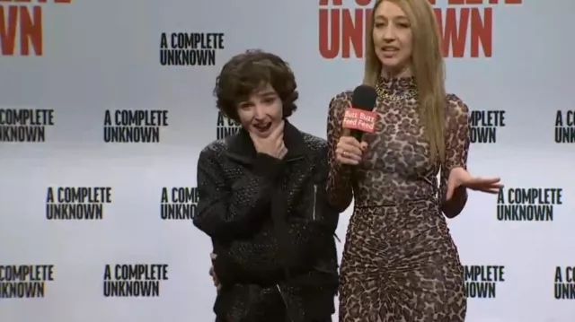 Chaqueta bomber negra con cinturón de seguridad de Helmut Lang usada por Chloe Fineman como se ve en Saturday Night Live (S50E08)