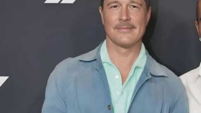 F1 LA Special Screening Blue Jacket worn by Brad Pitt in F1 Bande Annonce VF (2025) Nouvelle, Brad Pitt
