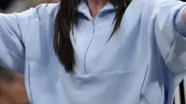 Chaqueta corta azul de ensueño usada por Caitlin Clark en Indiana Fever v Atlanta