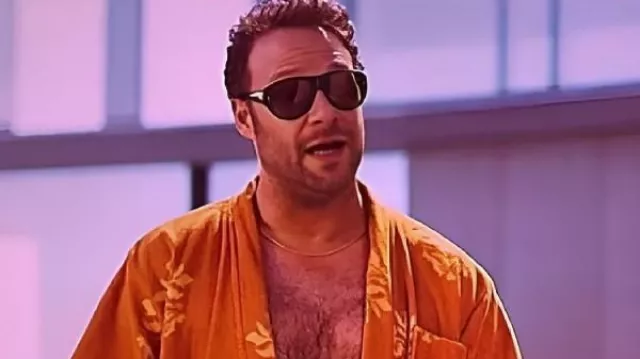 Seth Rogen Robe Orange On Good Fortune portée par Jeff (Seth Rogen) dans Good Fortune