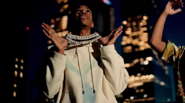 Who Decides War White Guardian Hoodie porté par A Boogie wit da Hoodie dans RJAE - Remember That ft. Un Boogie wit da Hoodie