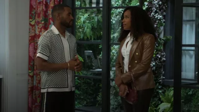 Sac clouté Zara porté par Naomi (Arielle Prépetit) comme on le voit dans Beyond the Gates (S01E142)