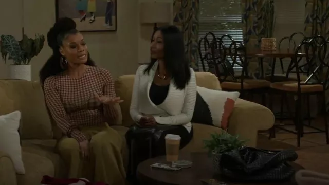 Melie Bianco Le sac cartable en similicuir tissé Brigitte porté par Dana « Leslie » Thomas (Trisha Mann) comme on le voit dans Beyond the Gates (S01E144)