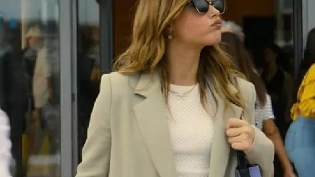 Nicole Wallace Notre faute Blazer beige de Noah Morán (Nicole Wallace) Dans Notre faute
