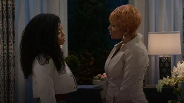 Cinq à Sept Cayleigh Wrap Midi Dress portée par Dana « Leslie » Thomas (Trisha Mann) comme on le voit dans Beyond the Gates (S01E153)