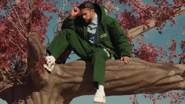 Louis Vuitton x YK White Faces LV Trainer Sneakers portées par Bad Bunny dans Bad Bunny - WHERE SHE GOES (Vidéo Officielle)