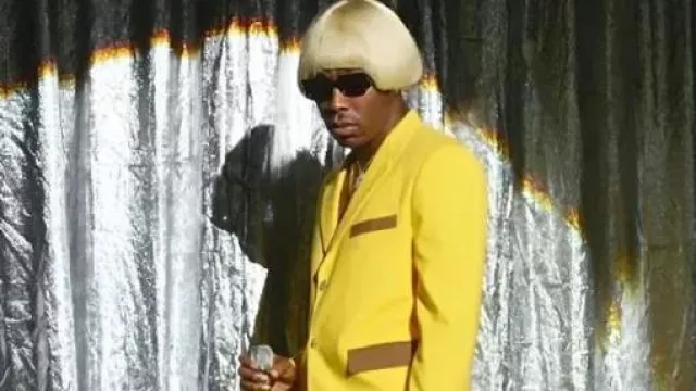 Costume jaune Bellhop de Tyler the Creator porté par Self (Tyler, The Creator) comme on le voit dans Tyler, The Creator - CHROMAKOPIA Live at Camp Flog Gnaw 2024