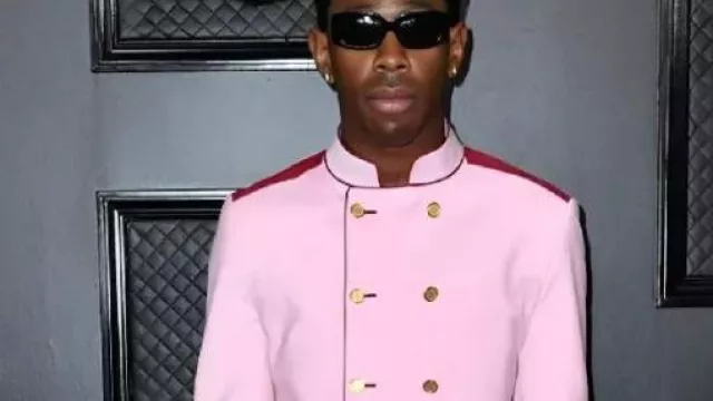 Costume rose Bellhop de Tyler the Creator porté par Tyler, The Creator comme on le voit dans Tyler, The Creator