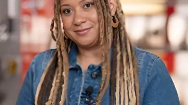 9-1-1 S09 Tracie Thoms Vestido largo de mezclilla azul usado por (Tracie Thoms) en 9-1-1