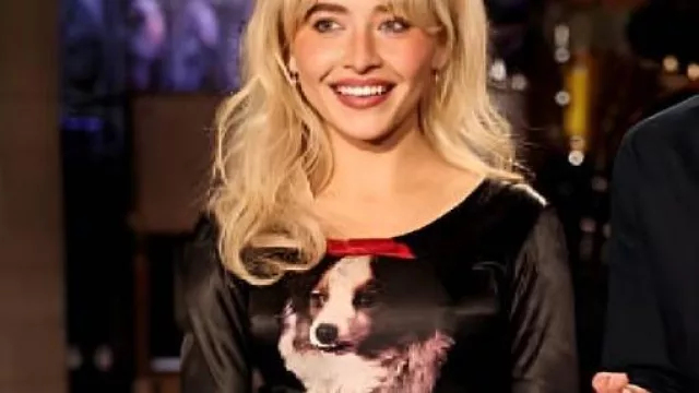 SATURDAY NIGHT LIVE Robe noire imprimée de chien portée par Sabrina Carpenter comme on le voit dans Saturday Night Live